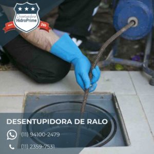 T&eacute;cnico realizando manuten&ccedil;&atilde;o em rede de esgoto no bairro Pican&ccedil;o, Guarulhos, com equipamentos modernos de hidrojateamento.