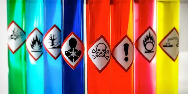 Desentupir com Químicos: Os Perigos que Você Precisa Saber