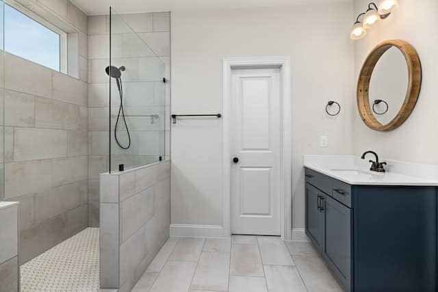 imagem de banheiro branco com armário azul