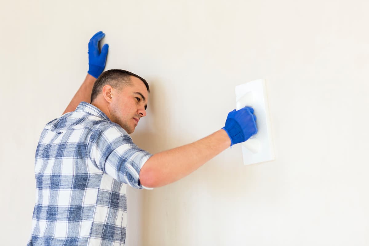 homem impermeabilizando parede para evitar infiltrações