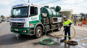 O serviço de hidrojateamento de alta performance utiliza tecnologia hidrodinâmica para restaurar a seção interna de tubulações sem o uso de químicos corrosivos.